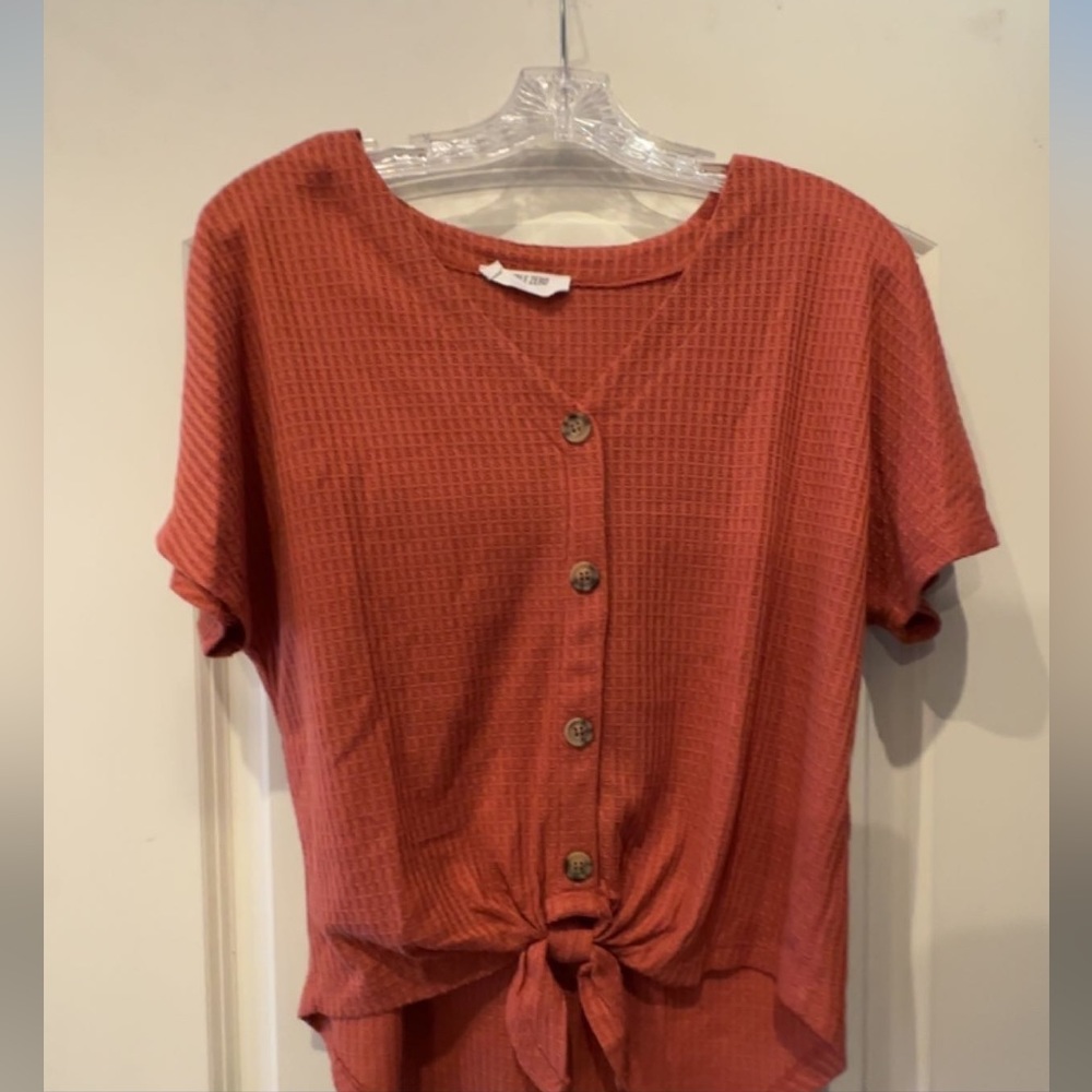 Francesca’s Tie-Front Button Tee, Size Medium, Rusty Color